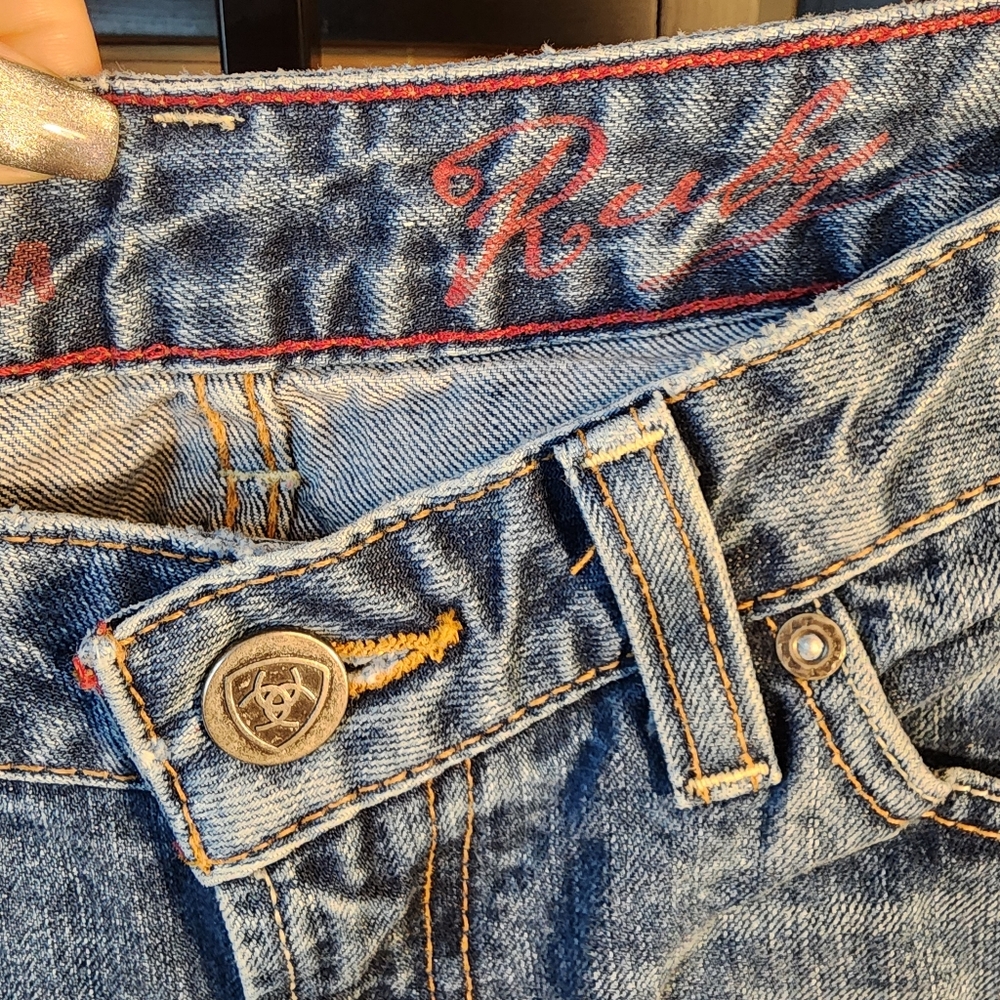 Ariat Jeans w/ Embroidered Pockets
